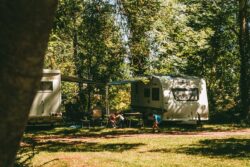 Emplacement de camping ombragé au cœur de la nature à Moncontour. Profitez du calme et de la sérénité pour vous ressourcer dans ce Camping dans la Vienne (86) Emplacement camping nature : ressourcez-vous à Moncontour !